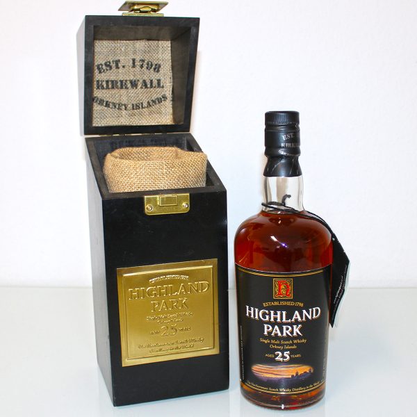 Highland Park 25 Year Old Bot 1970s 50.7% wooden case open