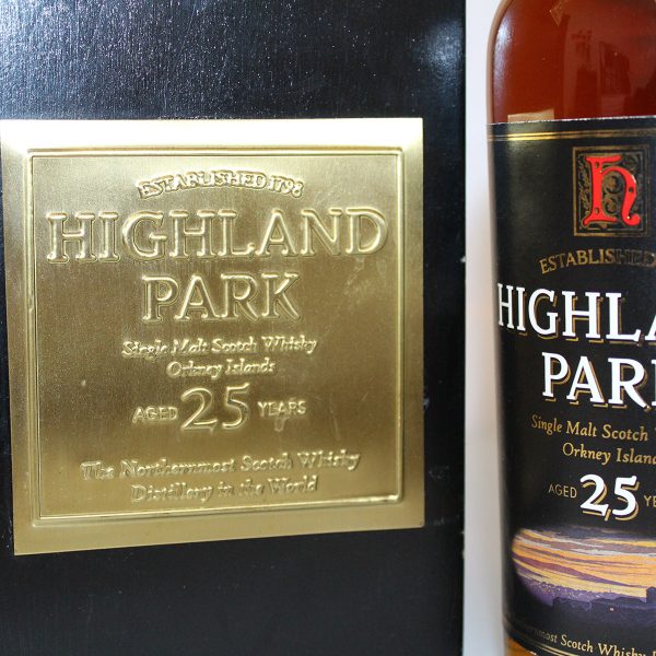 Highland Park 25 Year Old Bot 1970s 50.7% wooden case